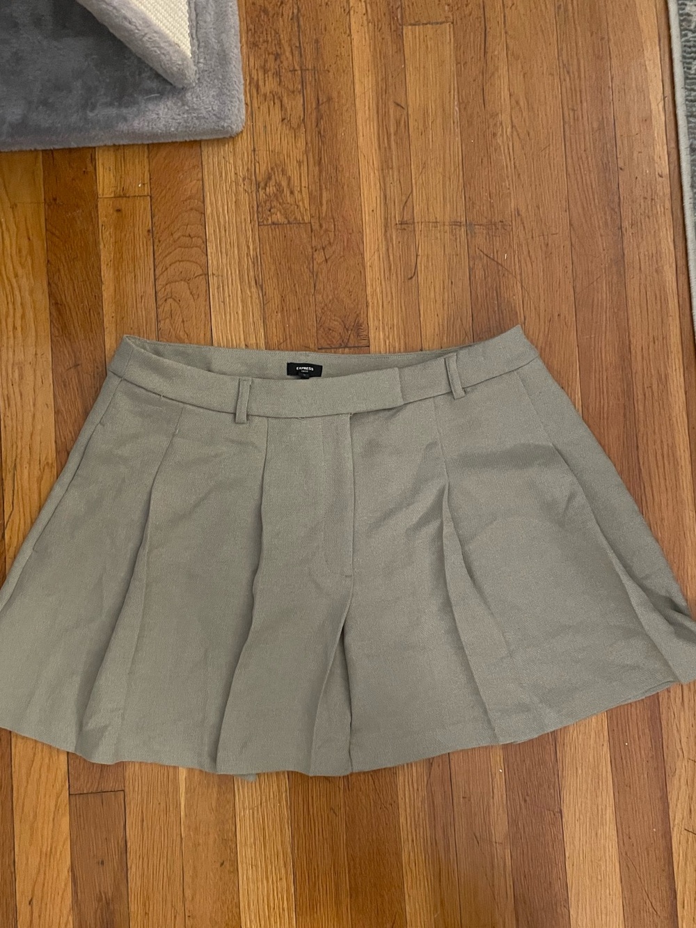 Express Pleated Pleated Skirt in Light Taupe